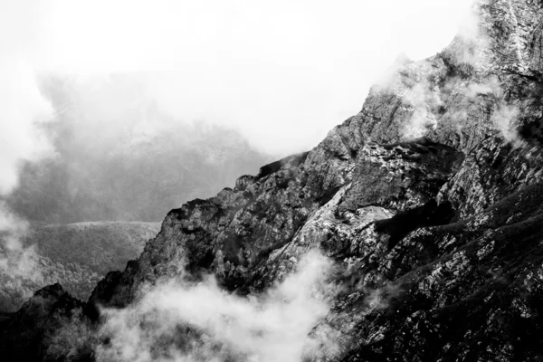 Paisagem das Montanhas Bucegi, parte dos Cárpatos do Sul na Romênia em um dia muito nebuloso — Fotografia de Stock