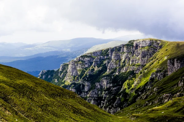 Пейзаж с гор Бучеги, часть Южных Карпат в Румынии — стоковое фото