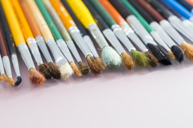 Beyaz arka plan ile farklı Boya fırçaları kümesini