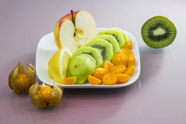 Obst-Arrangement mit buntem Hintergrund — Stockfoto