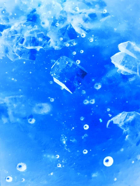 Composición abstracta con terrones de azúcar en un frasco con dulzura (colores invertidos). Parece agua con burbujas y cubitos de hielo —  Fotos de Stock