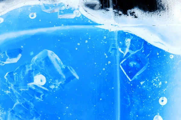 Composizione astratta con cubetti di zucchero in un barattolo con dolcezza (colori invertiti). Sembra acqua con bolle e cubetti di ghiaccio — Foto Stock