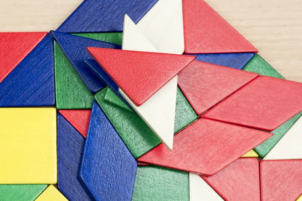 Färgglada trä bitar för tangram teknik — Stockfoto