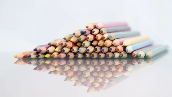 Groupe de crayons de couleur vifs avec fond blanc et reflets — Photo