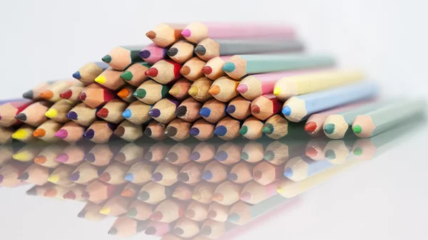 Grupo de lápis de cor afiada com fundo branco e reflexões — Fotografia de Stock