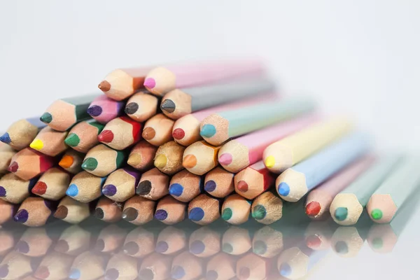 Groupe de crayons de couleur vifs avec fond blanc et reflets — Photo