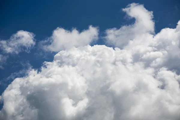 Nuvens bonitas, fofas, brancas e cinzentas e céu azul — Fotografia de Stock