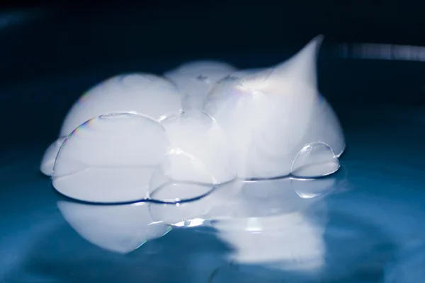 Colpo astratto con grandi bolle di sapone su una superficie d'acqua con fumo all'interno — Foto Stock