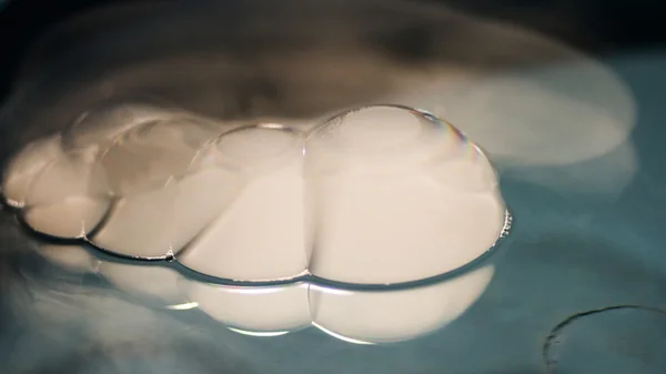 Abstrakt sköt med stora såpbubblor på en vattenyta med rök inuti — Stockfoto