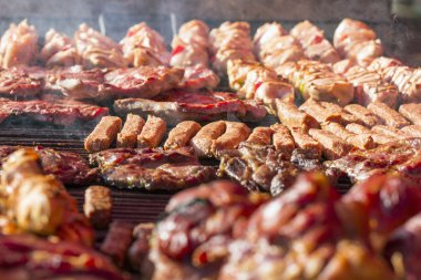 ızgara ızgara et ve sosis duman ve Buhar ile farklı bir