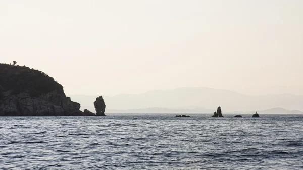 Paisaje con agua, rocas y tierra - Mar Egeo, Grecia — Foto de Stock