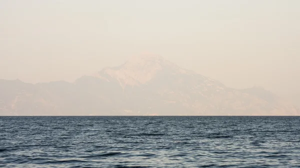 Landschap met water, rotsen en land - Egeïsche zee, Griekenland — Stockfoto