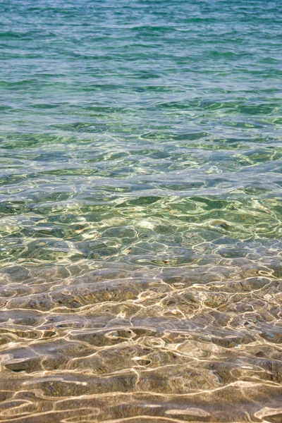 Paesaggio con acqua, rocce e terra - Mar Egeo, Grecia — Foto Stock