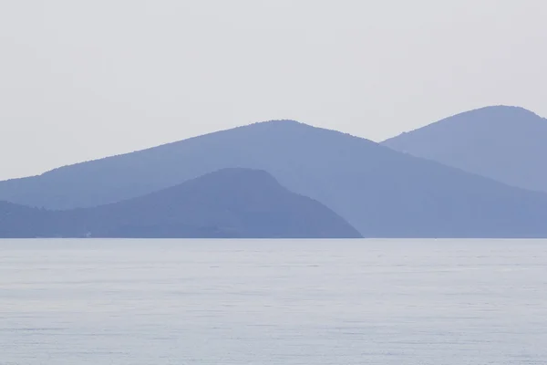 Paesaggio con acqua e terra sullo sfondo - Mar Egeo, Grecia — Foto Stock
