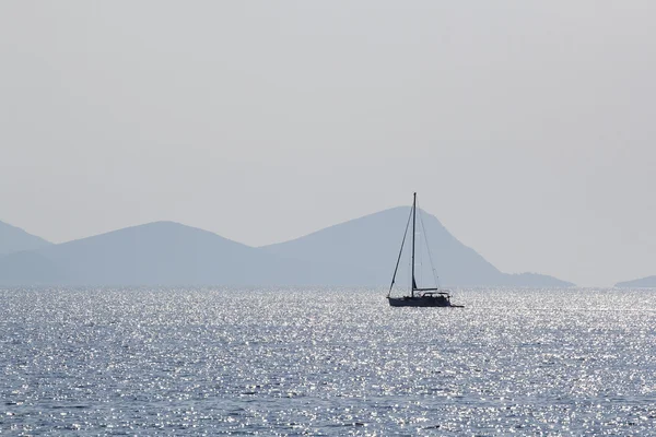 Landskap med vatten, fartyg och berget athos i bakgrunden - Egeiska havet, Grekland — Stockfoto