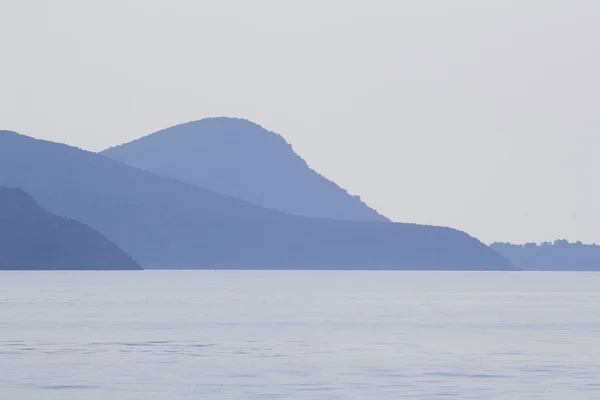 Paesaggio con acqua e terra sullo sfondo - Mar Egeo, Grecia — Foto Stock