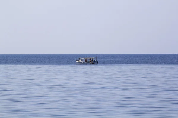 Landschap met water, schip en mount athos in de achtergrond - Egeïsche zee, Griekenland — Stockfoto