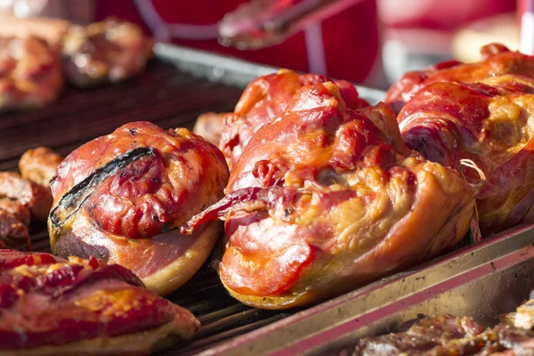 Diferentes tipos de carne a la parrilla y embutidos con humo y vapor de la parrilla — Foto de Stock