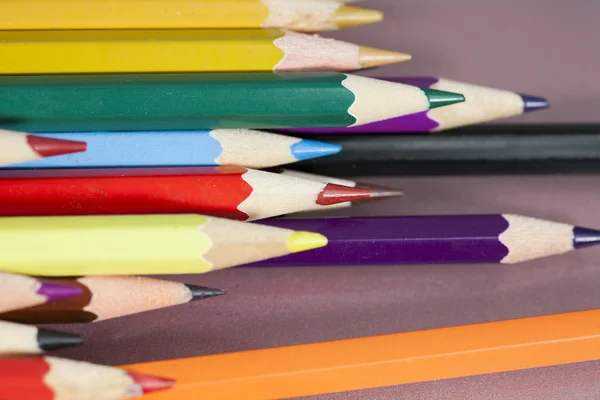 Группа острых цветных карандашей с рефлексами — стоковое фото