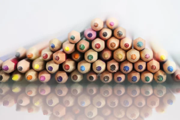 Grupo de lápices de colores agudos con reflexiones — Foto de Stock
