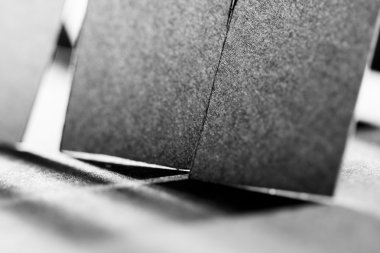 Kağıt arka plan siyah kağıt şekilleri ve siyah gölgeler