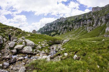 Romanya 'daki Güney Karpatlar' ın bir parçası olan Bucegi Dağları 'ndan manzara