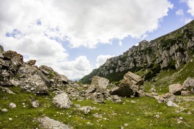 Romanya 'daki Güney Karpatlar' ın bir parçası olan Bucegi Dağları 'ndan manzara