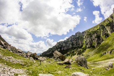 Romanya 'daki Güney Karpatlar' ın bir parçası olan Bucegi Dağları 'ndan manzara