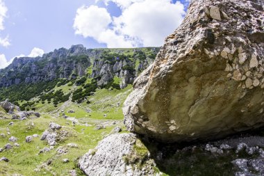 Romanya 'daki Güney Karpatlar' ın bir parçası olan Bucegi Dağları 'ndan manzara