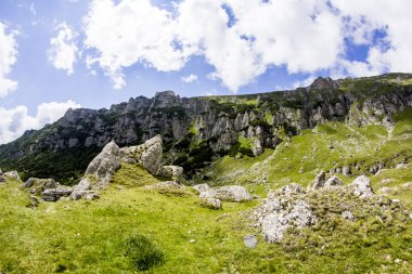 Romanya 'daki Güney Karpatlar' ın bir parçası olan Bucegi Dağları 'ndan manzara