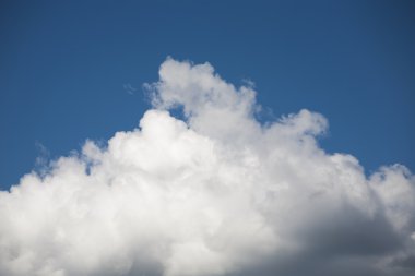 güzel, yumuşak, beyaz ve gri bulutlar ve mavi gökyüzü