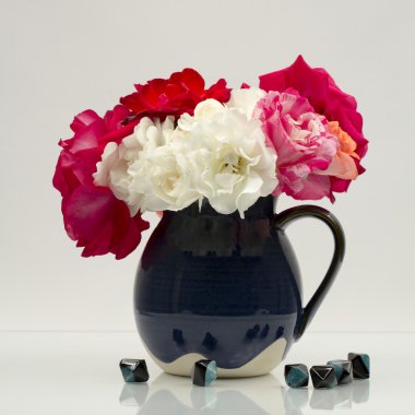 ahşap yüzeye renkli, güzel, narin gül