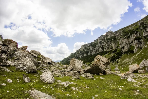 Paysage des monts Bucegi, partie des Carpates du Sud en Roumanie — Photo