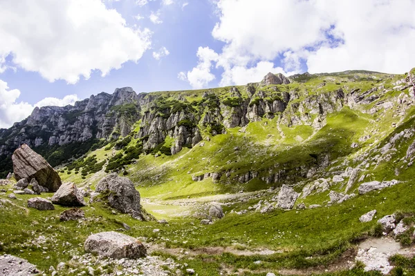 Paisagem das Montanhas Bucegi, parte dos Cárpatos do Sul na Roménia — Fotografia de Stock