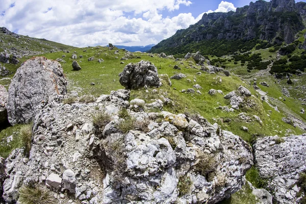 Paesaggio dai monti Bucegi, parte dei Carpazi meridionali in Romania — Foto Stock