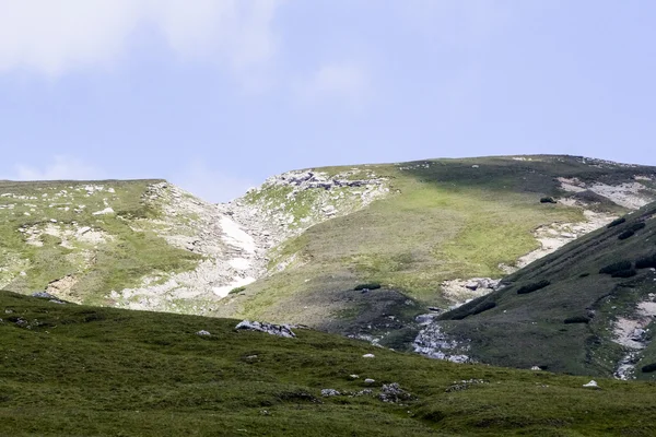 Paisaje de las montañas Bucegi, parte de los Cárpatos del Sur en Rumania —  Fotos de Stock