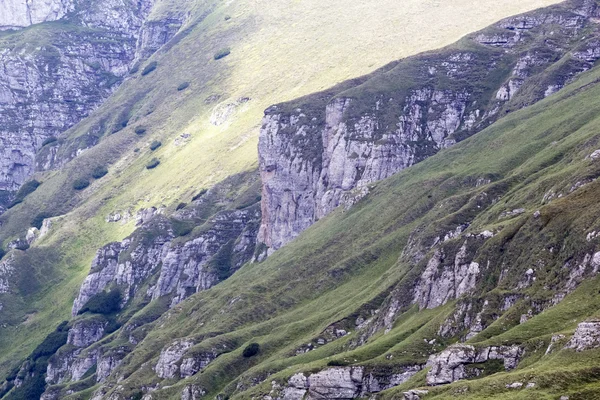 Paesaggio dai monti Bucegi, parte dei Carpazi meridionali in Romania — Foto Stock