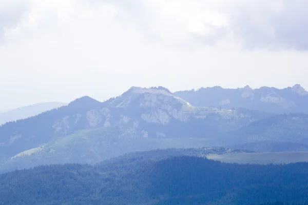 Paisaje de las montañas Bucegi, parte de los Cárpatos del Sur en Rumania —  Fotos de Stock