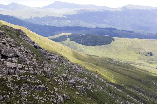 Paesaggio dai monti Bucegi, parte dei Carpazi meridionali in Romania — Foto Stock