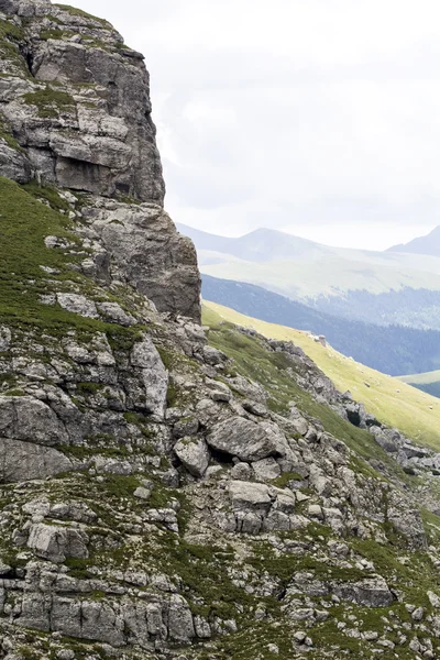 Paesaggio dai monti Bucegi, parte dei Carpazi meridionali in Romania — Foto Stock