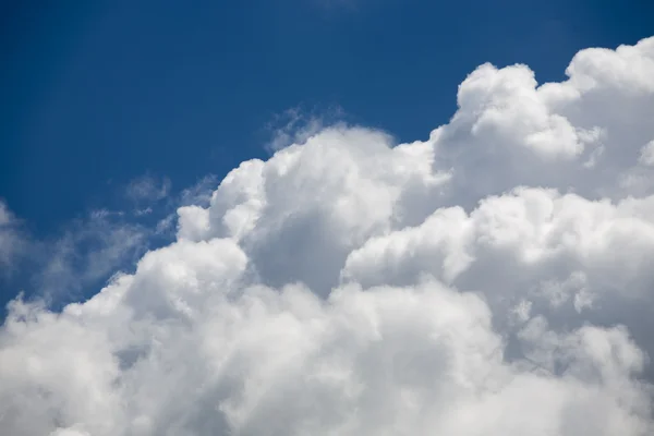 Nuvens bonitas, fofas, brancas e cinzentas e céu azul — Fotografia de Stock