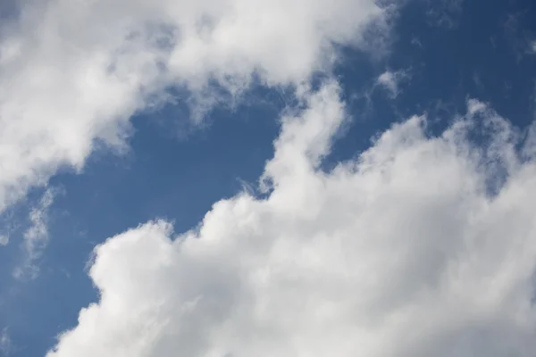 Nuvens bonitas, fofas, brancas e cinzentas e céu azul — Fotografia de Stock