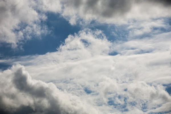 Beautiful, fluffy, white and grey clouds and blue sky — Stock Photo, Image