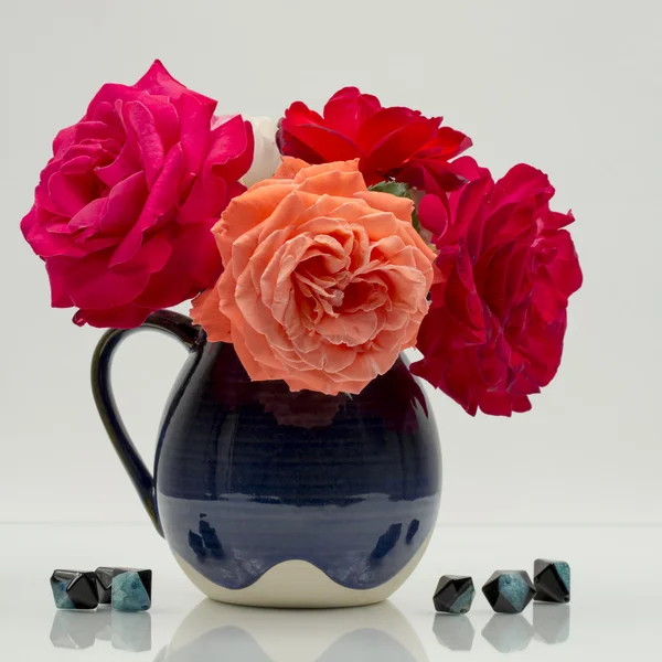 Πολύχρωμο, όμορφες, λεπτές τριαντάφυλλα σε μια ξύλινη επιφάνεια — Φωτογραφία Αρχείου