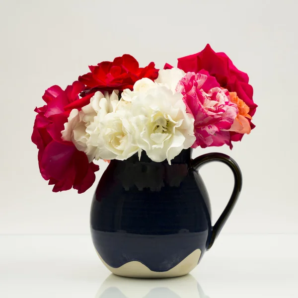 Colorful, beautiful, delicate roses on a wooden surface — Stock Photo, Image