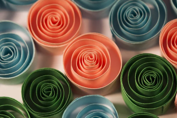 Makro, abstrakt, bakgrunnsbilde av fargede papirspiraler på papirbakgrunn – stockfoto