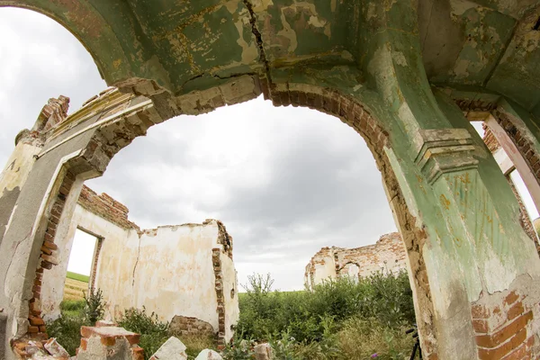 Partes de uma casa arruinada com céu dramático — Fotografia de Stock