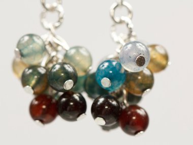 renkli değerli taşlar ve açık gri renkli gümüş jewels