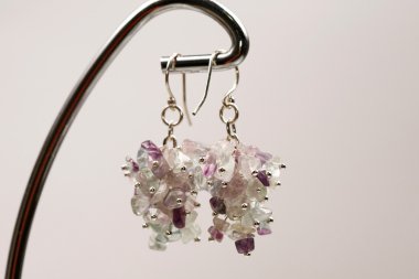 renkli değerli taşlar ve açık gri renkli gümüş jewels