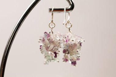 renkli değerli taşlar ve açık gri renkli gümüş jewels